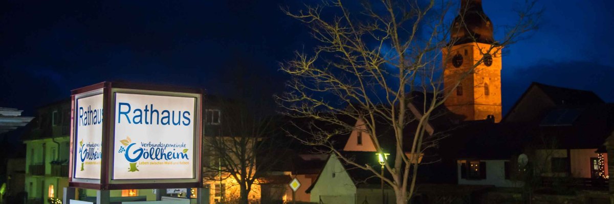Insegna del municipio di VG Göllheim, chiesa sullo sfondo