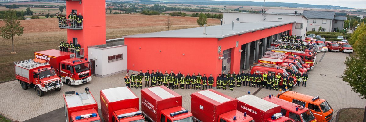 Jednostki i pojazdy straży pożarnej przed remizą strażacką Göllheim