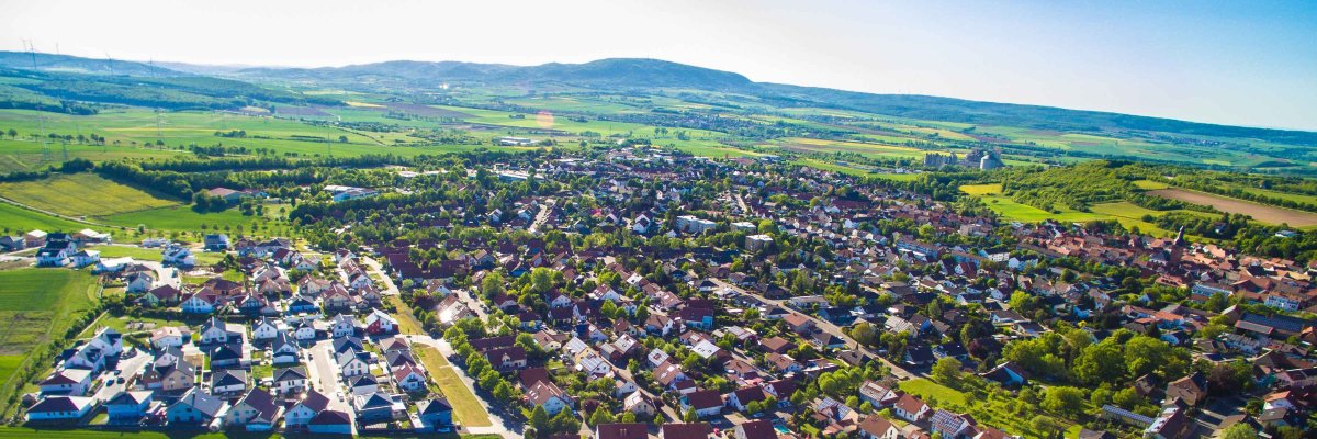 Widok z lotu ptaka na Göllheim, w tle Donnersberg