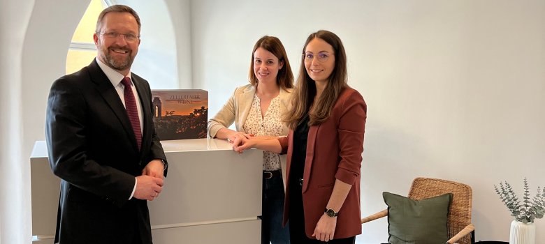 Bürgermeister Antweiler gemeinsam mit Julia Maurer und Elena Keller Bürgermeister Antweiler gemeinsam mit Julia Maurer und Elena Keller